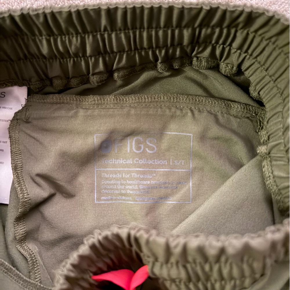 FIGS Dark Olive Scrub Set Top Jogger Pants - Picture 6 of 6